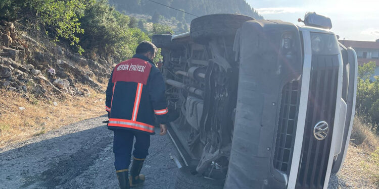 Mersin'de minibüs devrildi: 1'i ağır, 11 yaralı