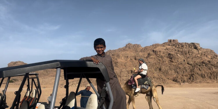 Mısır’da kum tepelerinin arasında çöl safarisi