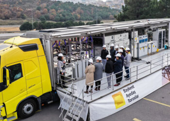 Mobil eğitim merkezi teknolojisi öğrenciler ile buluşuyor