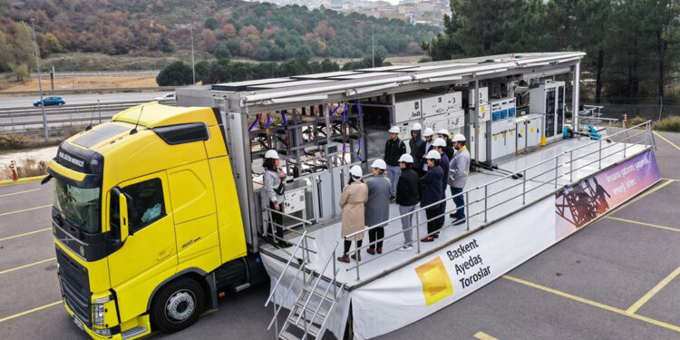 Mobil eğitim merkezi teknolojisi öğrenciler ile buluşuyor