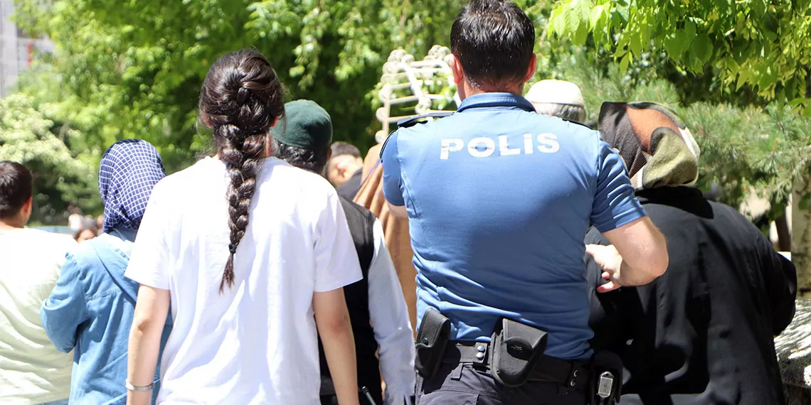 Erzurum'da mühürlenen evlerine girmek isteyince polis engeline takıldılar, "bayramı dışarıda geçirmek istemiyoruz" diye isyan ettiler.