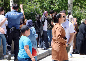 Mühürlenen evlerine girmek isteyince polis engeline takıldılar