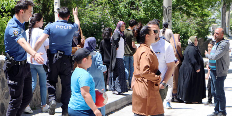 Mühürlenen evlerine girmek isteyince polis engeline takıldılar