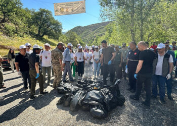 Munzur Vadisi Milli Parkı'nda 'çevre duyarlılığı' için çöp topladılar