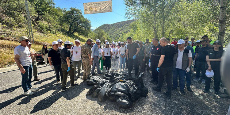 Munzur Vadisi Milli Parkı'nda 'çevre duyarlılığı' için çöp topladılar