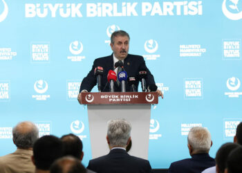 Hakkari Belediyesi'ne kayyum atanmasını destekliyoruz