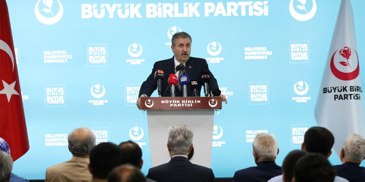 Hakkari Belediyesi'ne kayyum atanmasını destekliyoruz