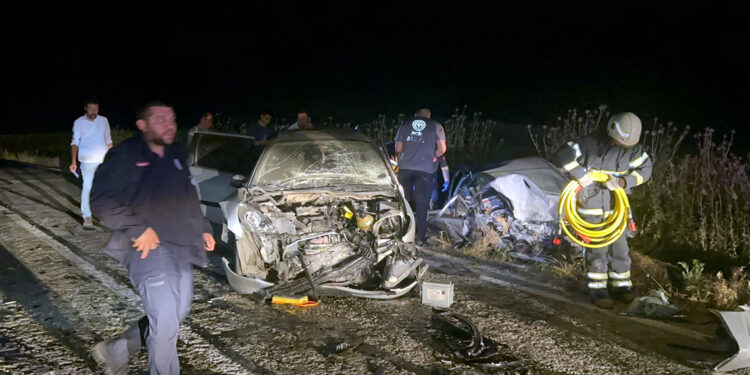 Oğlunu sollamaya çalışan baba, kazaya neden oldu: 3 ölü, 5 yaralı