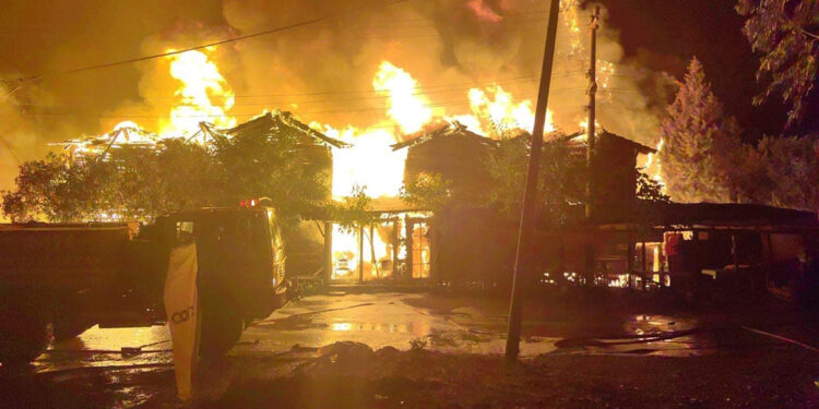 Olimpos'taki ünlü ağaç evler ikinci kez tamamen yandı