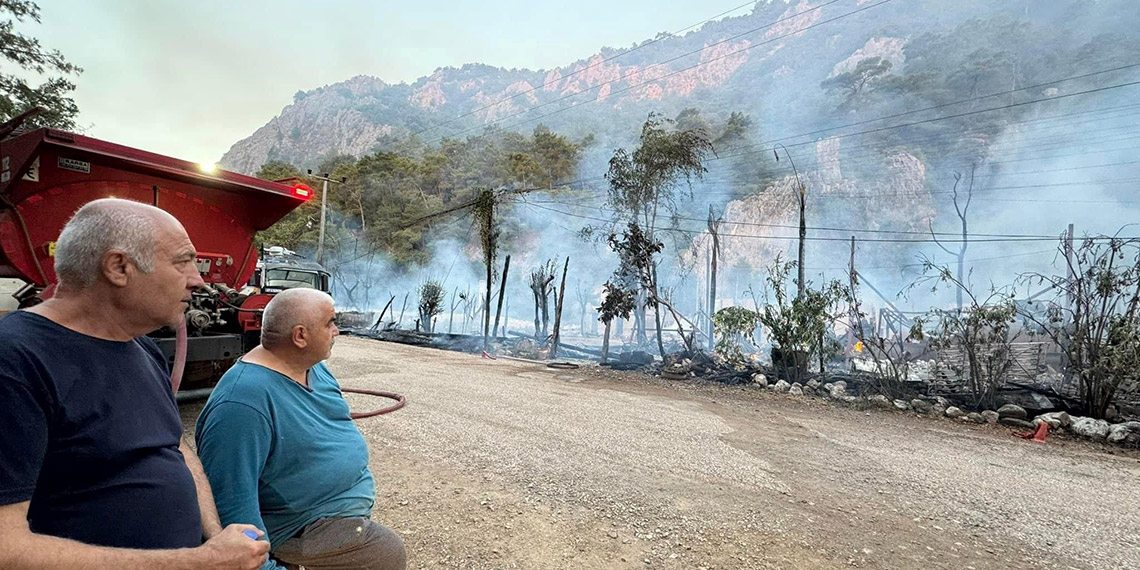 Olimpos'taki ünlü ağaç evler ikinci kez tamamen yandı
