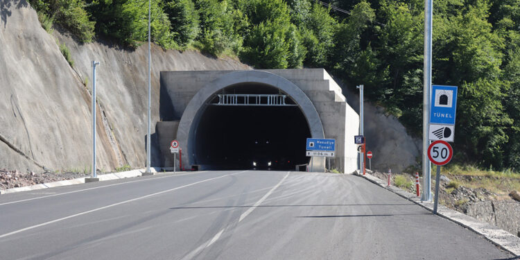 Ordu'da yıldırım düşmesi sonucu 3 tünel karanlıkta kaldı