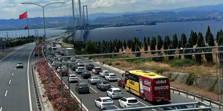 Osmangazi köprüsü'nde bayram trafiği yoğunluğu