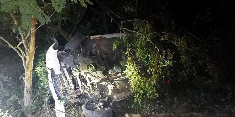 Otomobille minibüs çarpıştı: 2’si çocuk, 15 yaralı