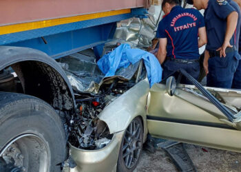 Otomobiller TIR'lar arasında kaldı: 3 ölü, 1 yaralı
