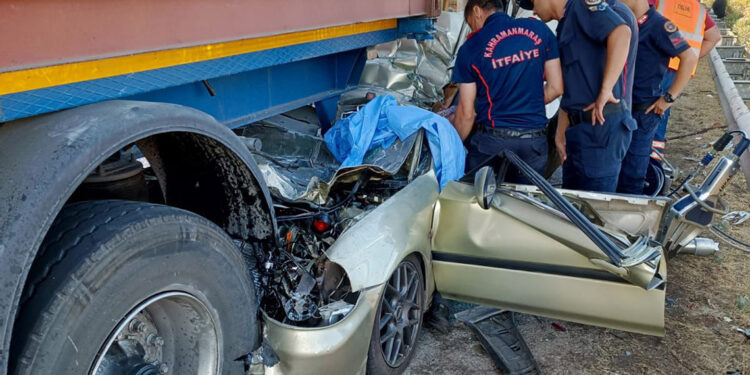Otomobiller TIR'lar arasında kaldı: 3 ölü, 1 yaralı