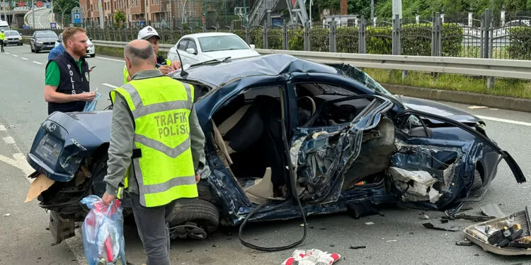 Rize'de otomobil bariyere çarptı; anne ile 2 çocuğu öldü