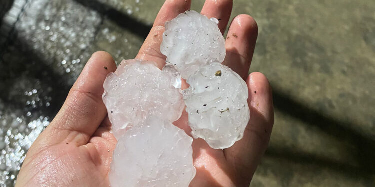 Sakarya'da ceviz büyüklüğünde dolu yağdı