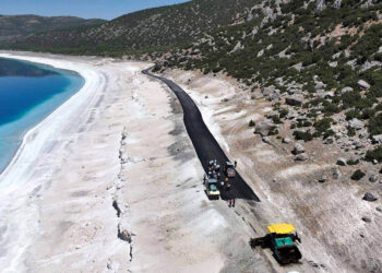 Salda Gölü'ndeki yola asfalt tepkisi