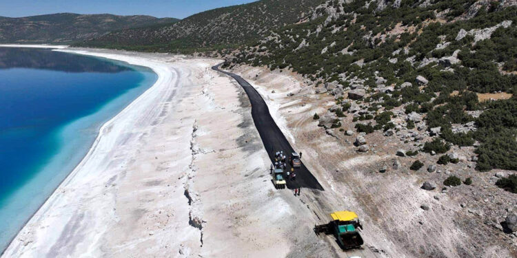 Salda Gölü'ndeki yola asfalt tepkisi