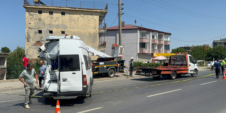 Samsun'da yolcu minibüsüne kamyon çarptı; 11 yaralı