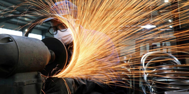 Sanayi üretimi nisanda yıllık yüzde 0,7 azaldı