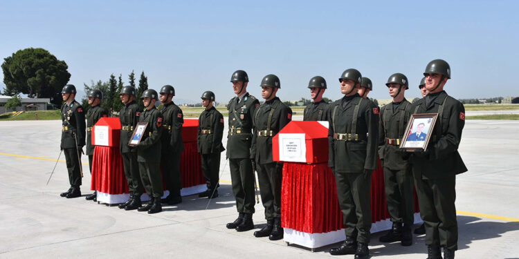 Şehit pilotlar için İzmir'de de askeri tören