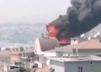 Silivri'de 6 katlı binanın çatısında yangın