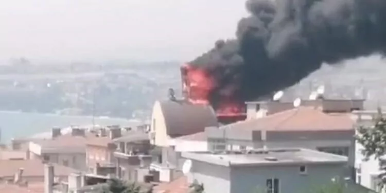 Silivri'de 6 katlı binanın çatısında yangın