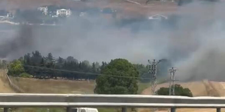 Silivri'de anız yangını: Alevler evlere yaklaşıyor