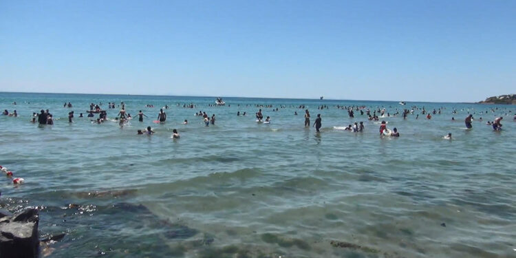 Silivri'de sıcaktan bunalanlar sahillere akın etti