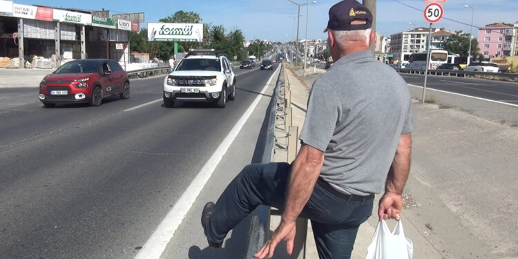 Silivri'de yıkılan üst geçit nedeniyle yayalar zor durumda