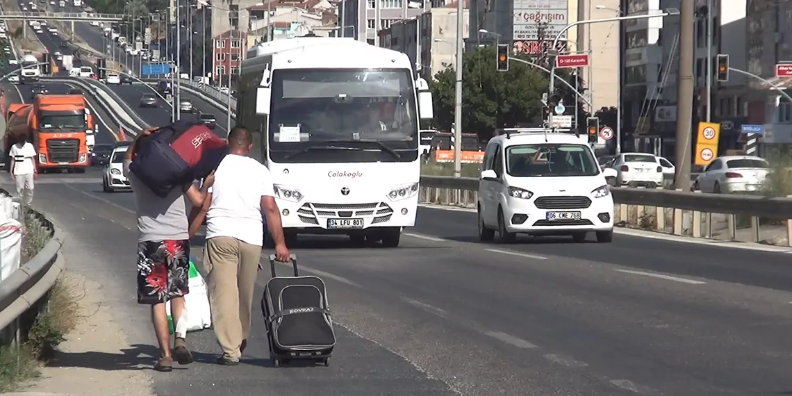 Silivri'de yıkılan üst geçit nedeniyle yayalar zor durumda