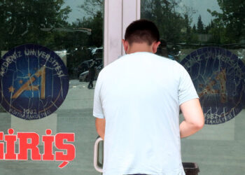 Sınava 3 dakika geciken öğrenci içeri alınmadı