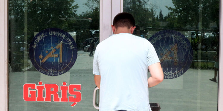 Sınava 3 dakika geciken öğrenci içeri alınmadı