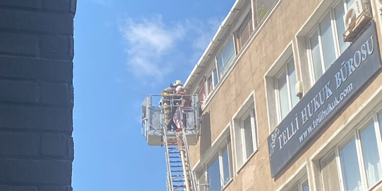 Şişli'de 5 katlı binada yangın; mahsur kalanlar var