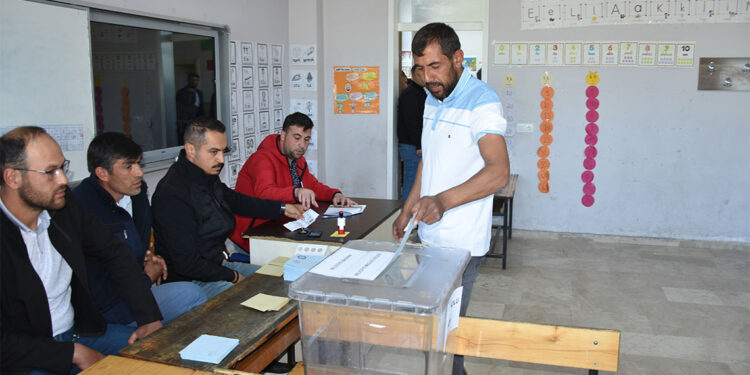 Sivas'ın Güneykaya beldesinde oy kullanma işlemi başladı