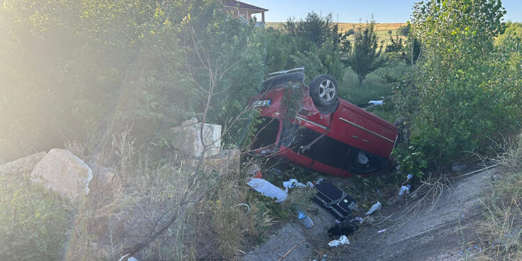 Sivas'ta hafif ticari araç şarampole devrildi: 6 yaralı