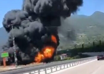 Soğuk hava deposunun bahçesindeki yangın, 3 saatte söndürüldü