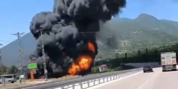 Soğuk hava deposunun bahçesindeki yangın, 3 saatte söndürüldü