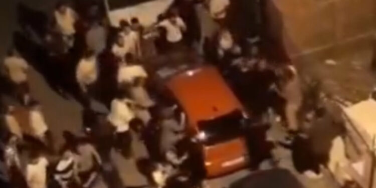 Sultangazi'de meydan savaşı! İki grup birbirine girdi