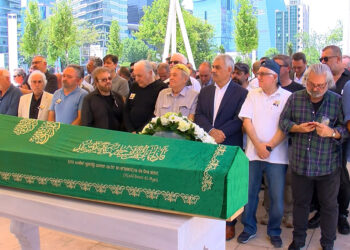 Sunucu Erkan Yolaç'ın eşi son yolculuğuna uğurlandı
