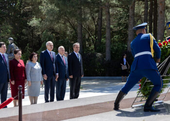 TBMM Başkanı Kurtulmuş, Haydar Aliyev'in kabrini ziyaret etti