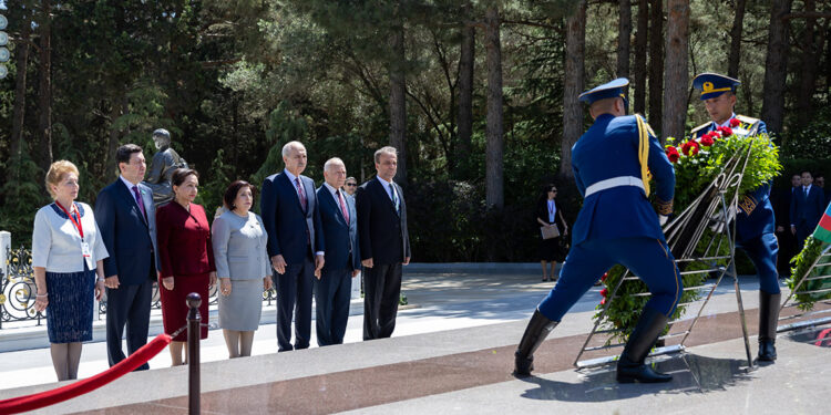 TBMM Başkanı Kurtulmuş, Haydar Aliyev'in kabrini ziyaret etti