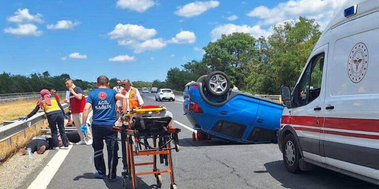 TEM'de otomobil devrildi: 1'i çocuk 5 yaralı