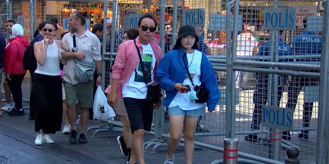 İstanbul Trans Onur Haftası kapsamında düzenlenecek Onur Yürüyüşü nedeniyle Taksim Meydanı'na yaya girişleri kapatıldı.