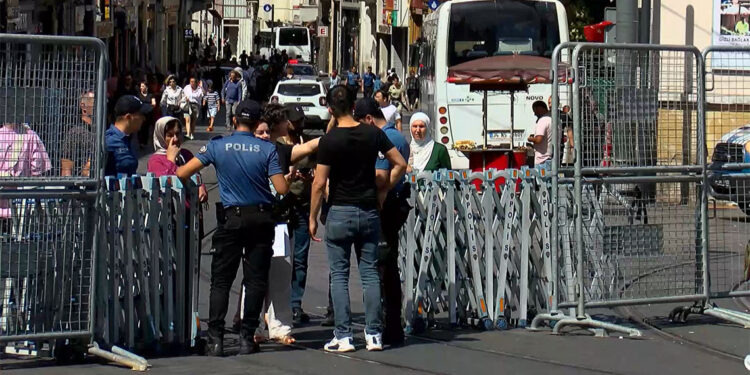 Taksim Meydanı'na yaya girişleri kapatıldı