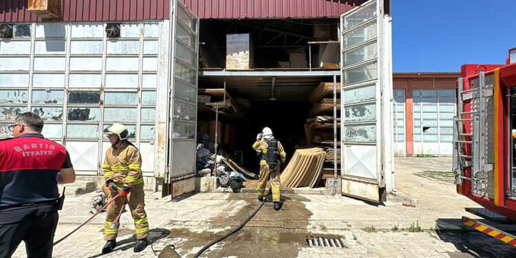 Talaşların alev aldığı sunta atölyesindeki yangın söndürüldü