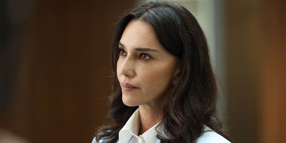 Taş Kağıt Makas sezon finali ile ekrana geldi. Umut ve Harun’un ortaya çıkardığı gerçeklerden sonra; Süreyya, Bünyamin ve Cevher’in tutuklanması bölüme damga vurdu.