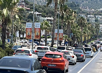 Tatilcilerin dönüşleri sürüyor; 24 saatte 30 bin araç çıkış yaptı