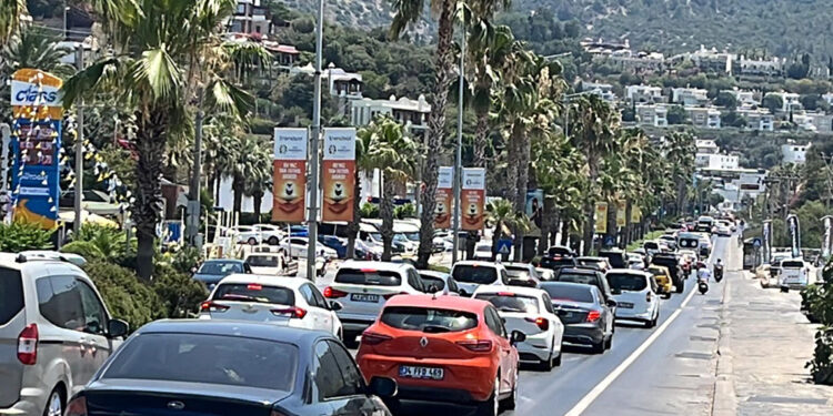 Tatilcilerin dönüşleri sürüyor; 24 saatte 30 bin araç çıkış yaptı